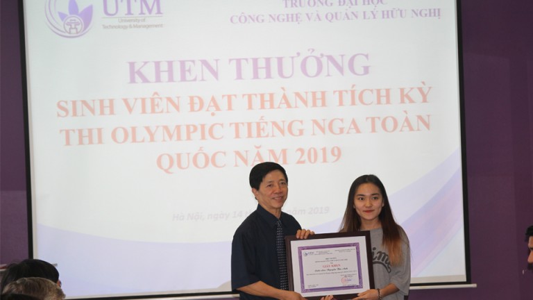 Trung tâm Khoa học và Văn Hóa Nga tặng kỷ niệm chương cho lãnh đạo trường Đại học Hữu Nghị